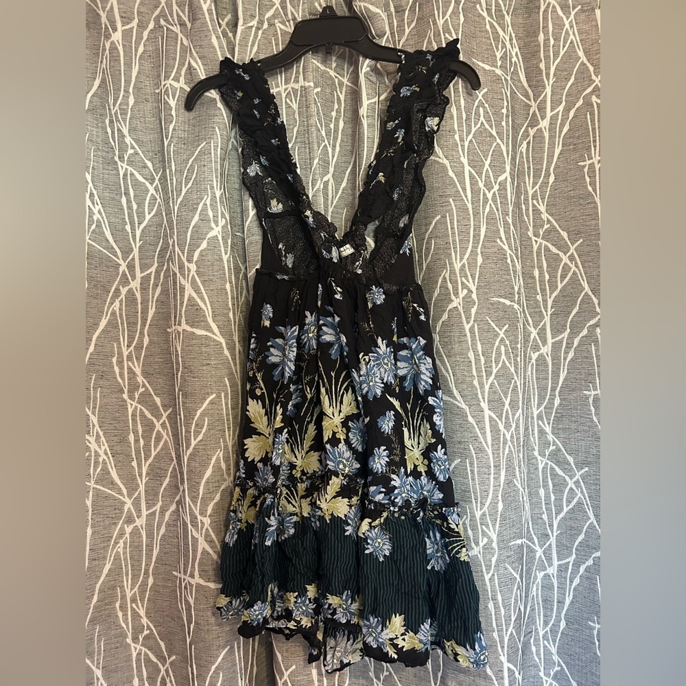 Intimately Free People Women’s Floral Black Tunic sz Medium​ - Picture 4 of 6